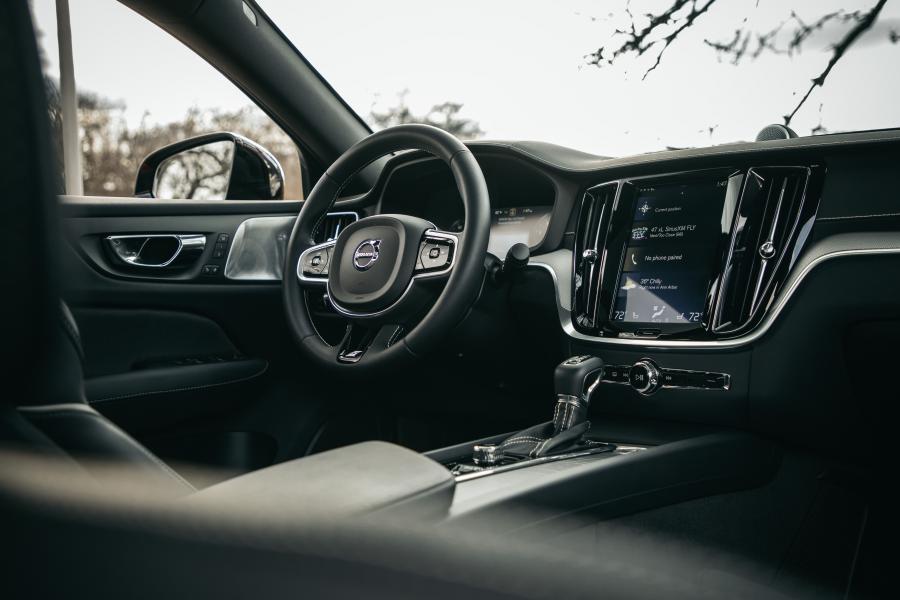 Интерьер Volvo S60 T6 R-Design 2018 года  (NA) (фото 16 из 40)